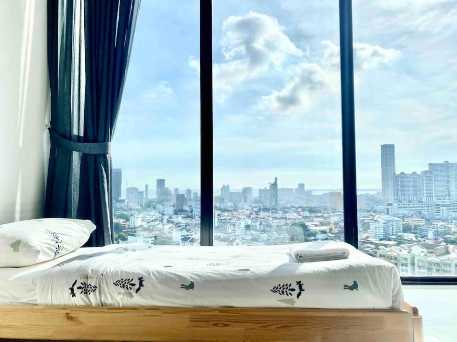 Beacon Executive #executive #skypool #georgetown #6pax #2br 2bath #1queen 4single #quality Well Maintained #private Host George Town
