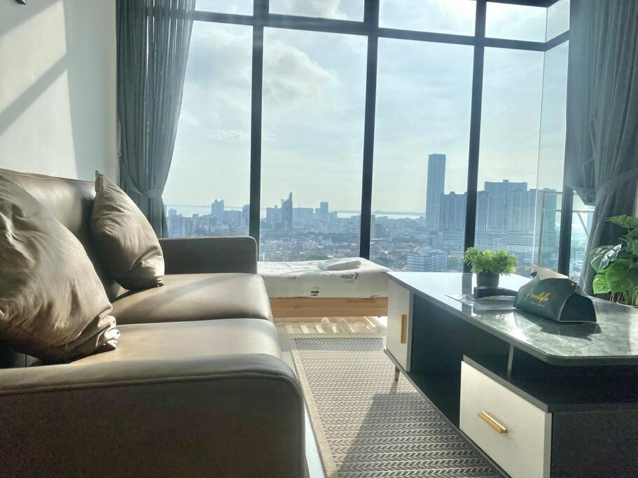 Apartment Beacon Executive #executive #skypool #georgetown #6pax #2br 2bath #1queen 4single #quality Well Maintained #private Host George Town