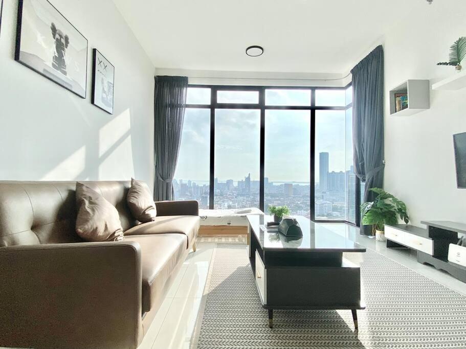 Beacon Executive #executive #skypool #georgetown #6pax #2br 2bath #1queen 4single #quality Well Maintained #private Host George Town