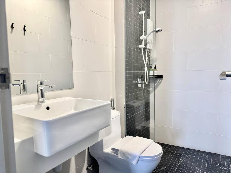 Beacon Executive #executive #skypool #georgetown #6pax #2br 2bath #1queen 4single #quality Well Maintained #private Host *