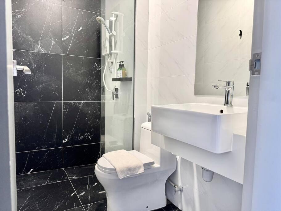 Beacon Executive #executive #skypool #georgetown #6pax #2br 2bath #1queen 4single #quality Well Maintained #private Host George Town