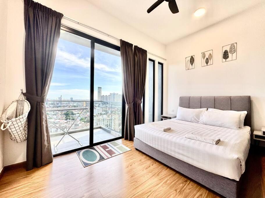 Beacon Executive #executive #skypool #georgetown #6pax #2br 2bath #1queen 4single #quality Well Maintained #private Host